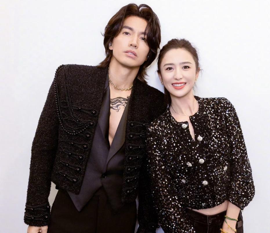 哇塞，佟丽娅居然去言承旭的演唱会现场了，还带着小姐妹们一起为他疯狂打call，这