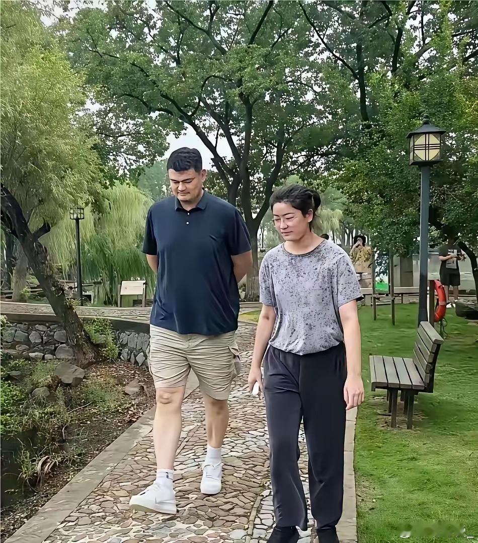 姚明女儿16岁逼近2米，这基因太绝了！在爸爸面前像小孩，站人群中妥妥的...