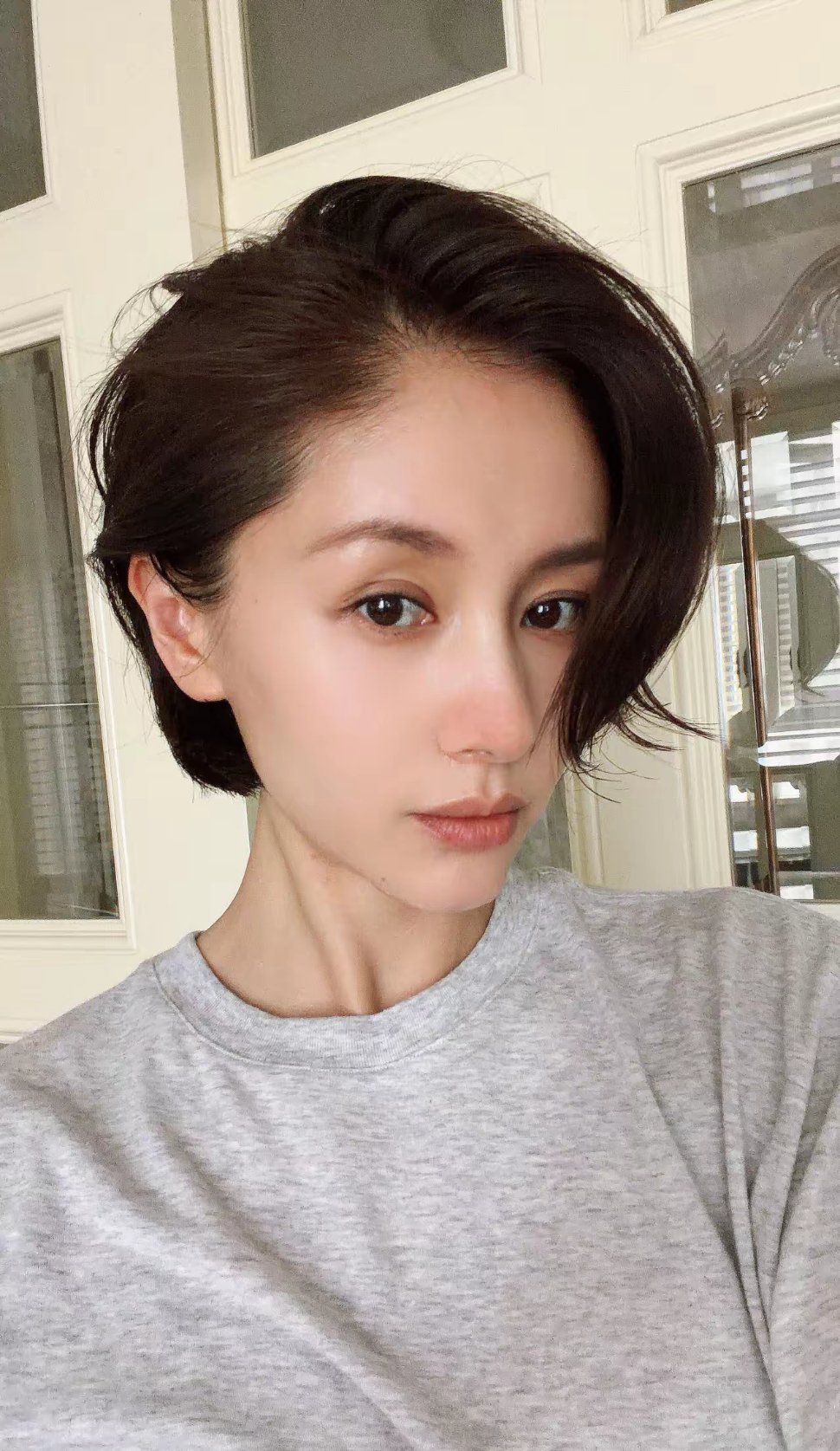 6月24日，39岁演员王子文发文说：“不是赶时髦，是我的脸只认短发。又剪了，不得