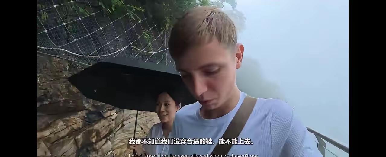 终于搞明白了，某些海外事件引发争议，不是因为国人不自律，不是因为同胞不争气，而