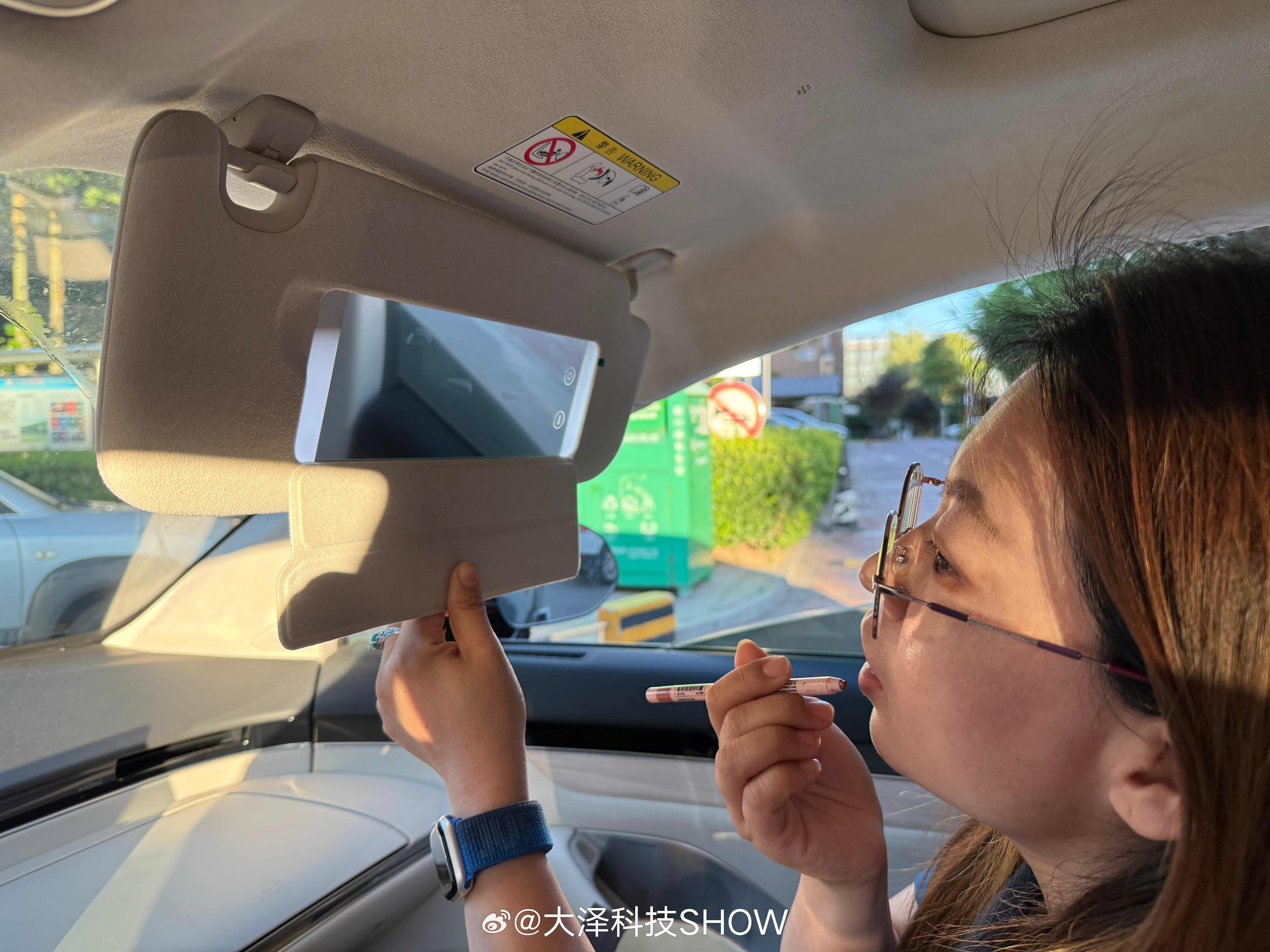 眼睛度数降了100度媳妇儿在副驾化妆，特别想踩个急刹[滑稽笑]​​​