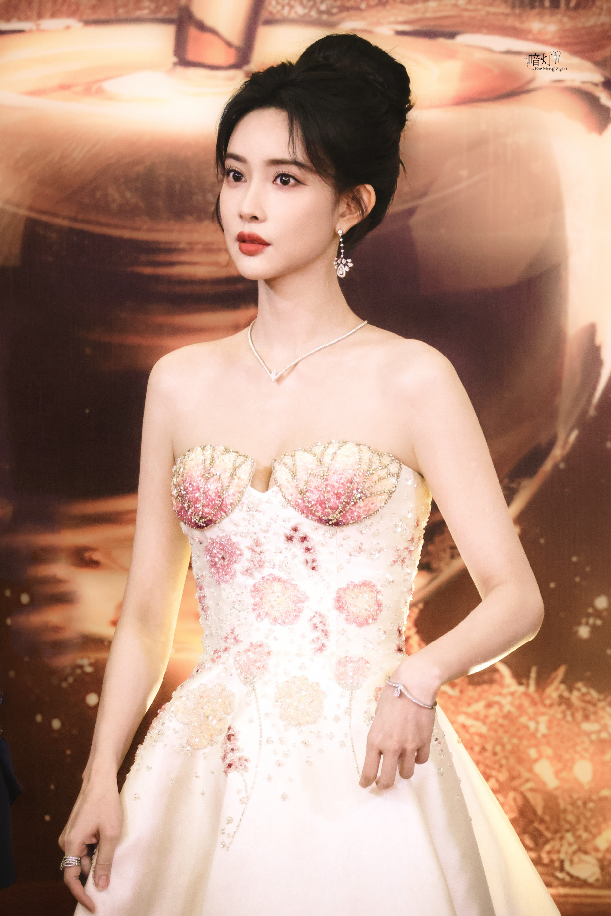 孟子义草莓大福，粉裙穿搭，精致迷人。孟子义