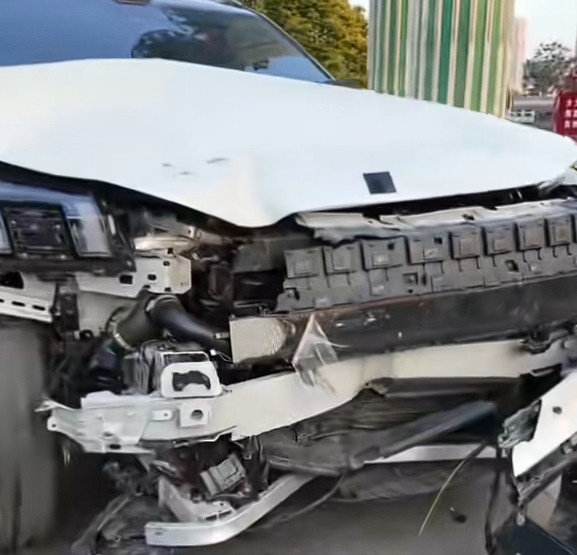 领克900车主称事故后安全带未锁死致母亲九级伤残！官方回应：该车主频繁发布不实信