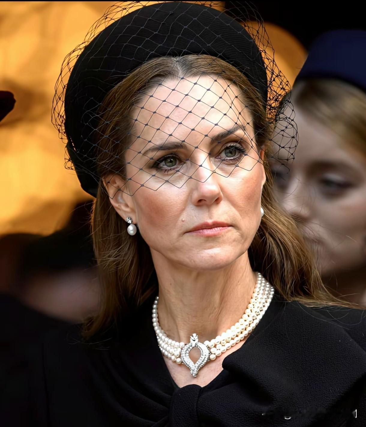 黄石这个活真不好干呀，你看看凯特王妃和威廉王子两个人才40多岁的年纪，猛一看上去