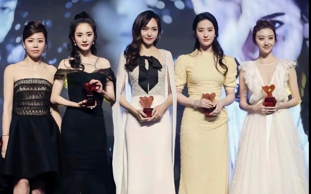 这是2017年景甜、刘亦菲、唐嫣和杨幂娱乐圈四美一起参加活动拍下的合影，四人气质
