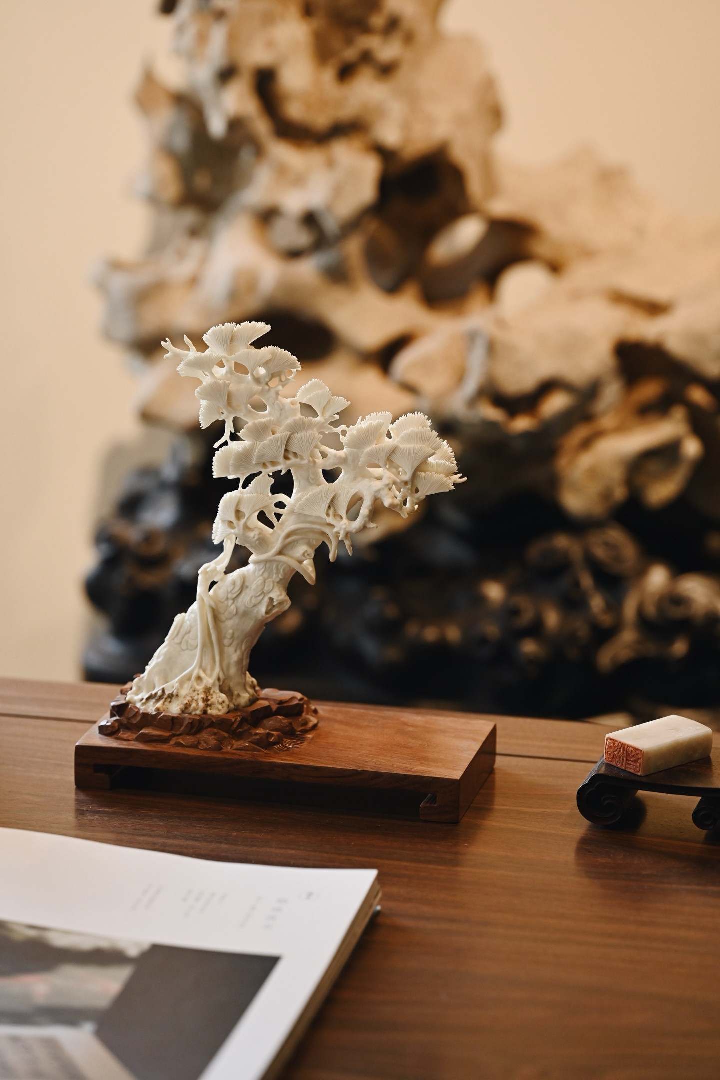 鹿角雕刻|苍松摆件整料雕刻，虬干苍枝，层层松针凌空舒展，似立于山巅迎纳清风