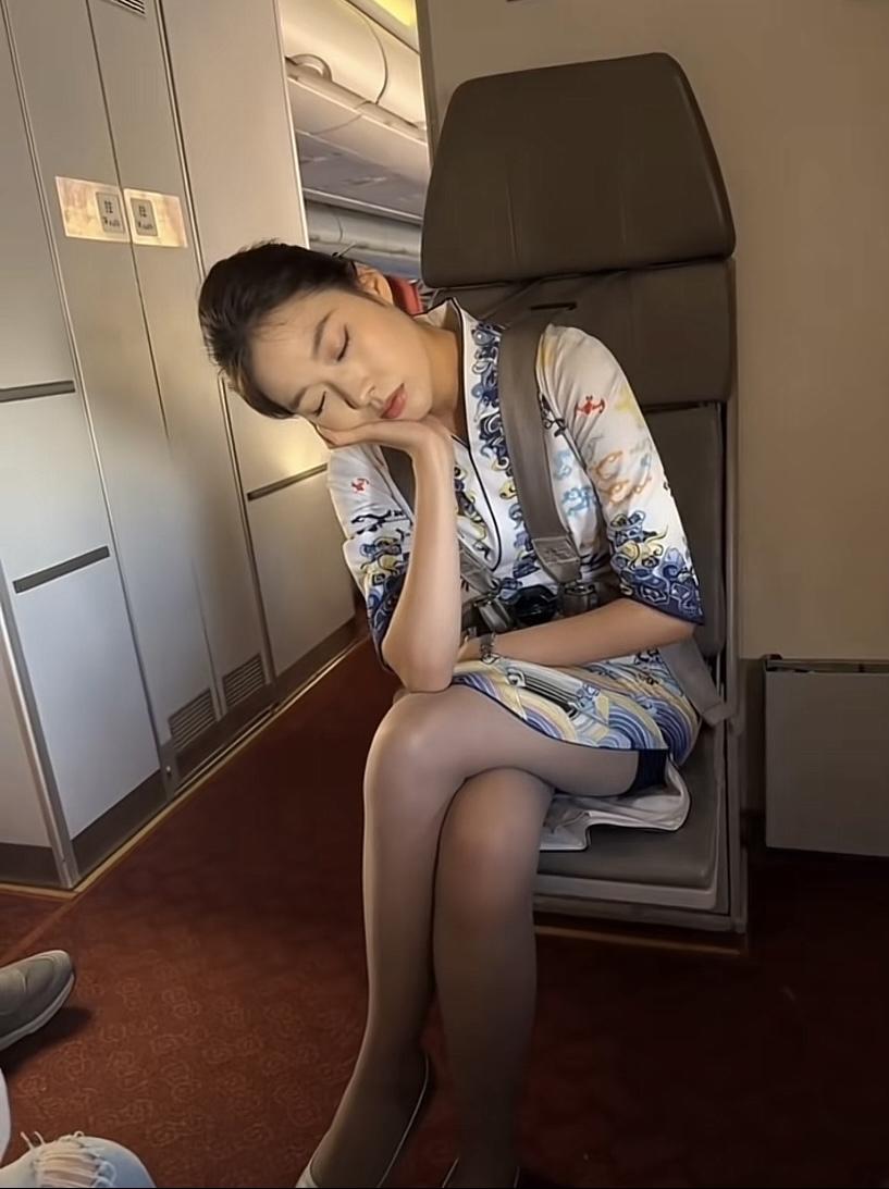 空姐一天太辛苦了，睡觉的样子看着让人心疼……空姐职业照气质空姐航司空姐