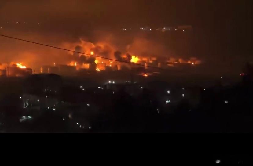 ❗️乌克兰今晚对俄罗斯黑海港口图阿普谢的油轮码头发动了大规模无人机群袭击