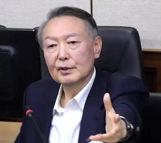 韩国检方请求判处前总统尹锡悦死刑。当年全斗焕也曾被判处死刑，不过全斗焕有一心会成