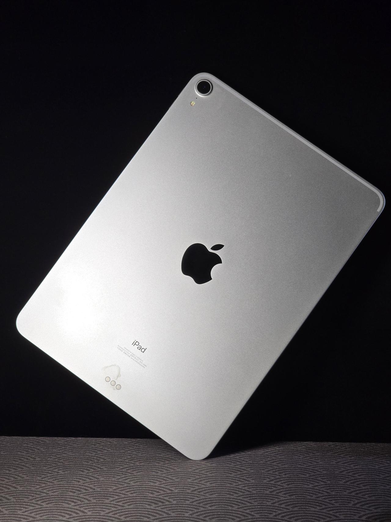 iPadPro2018，我到现在都觉得，它是苹果在平板这条线上，步子迈得最狠