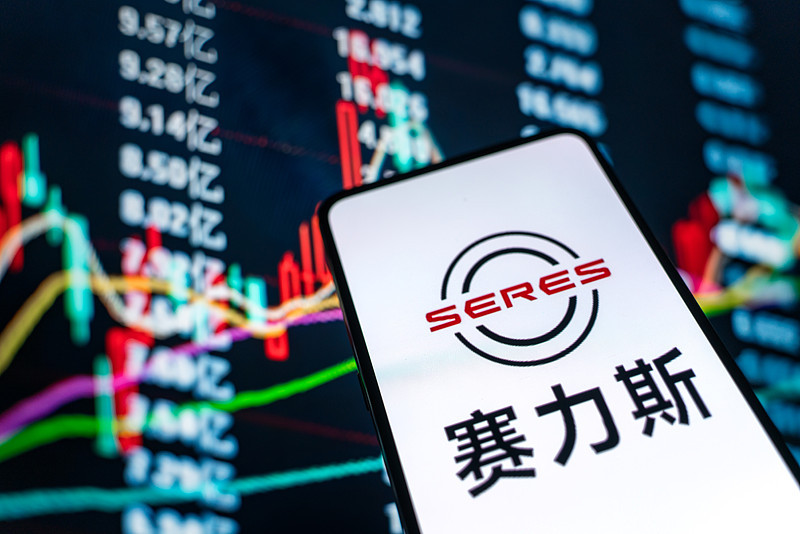 短短一年时间，市值就从前无古人的3000亿高地一路砸到只剩800亿，赛力斯这是被资本无情抛弃了吗？这