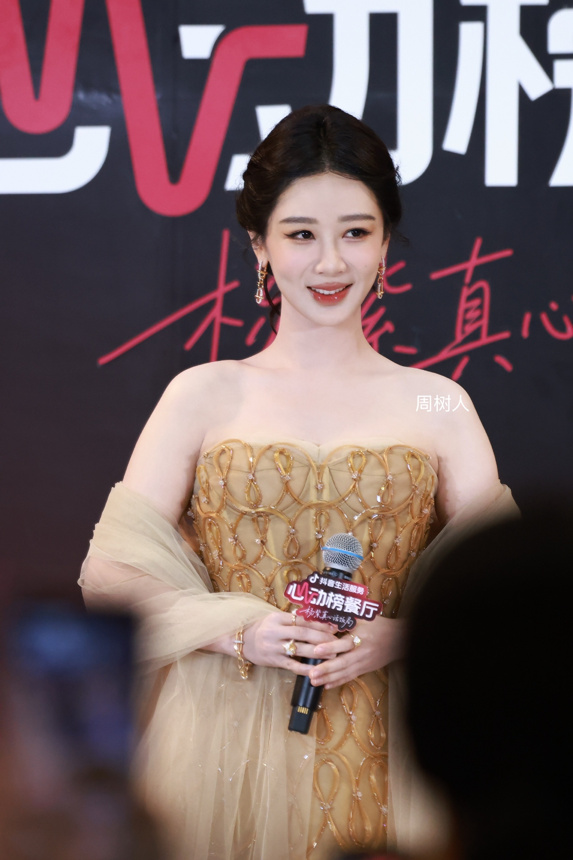杨紫杨紫有种气血充足的美好美好的杨紫，谦逊温暖阳光，愿这个女孩平安顺遂杨紫