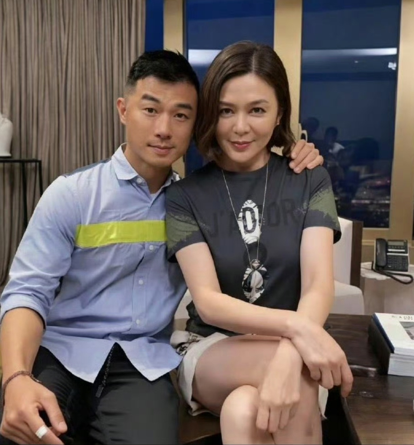关之琳模特新男友才27岁据说这个小伙子是关之琳的新男友，如今才20多岁，而关