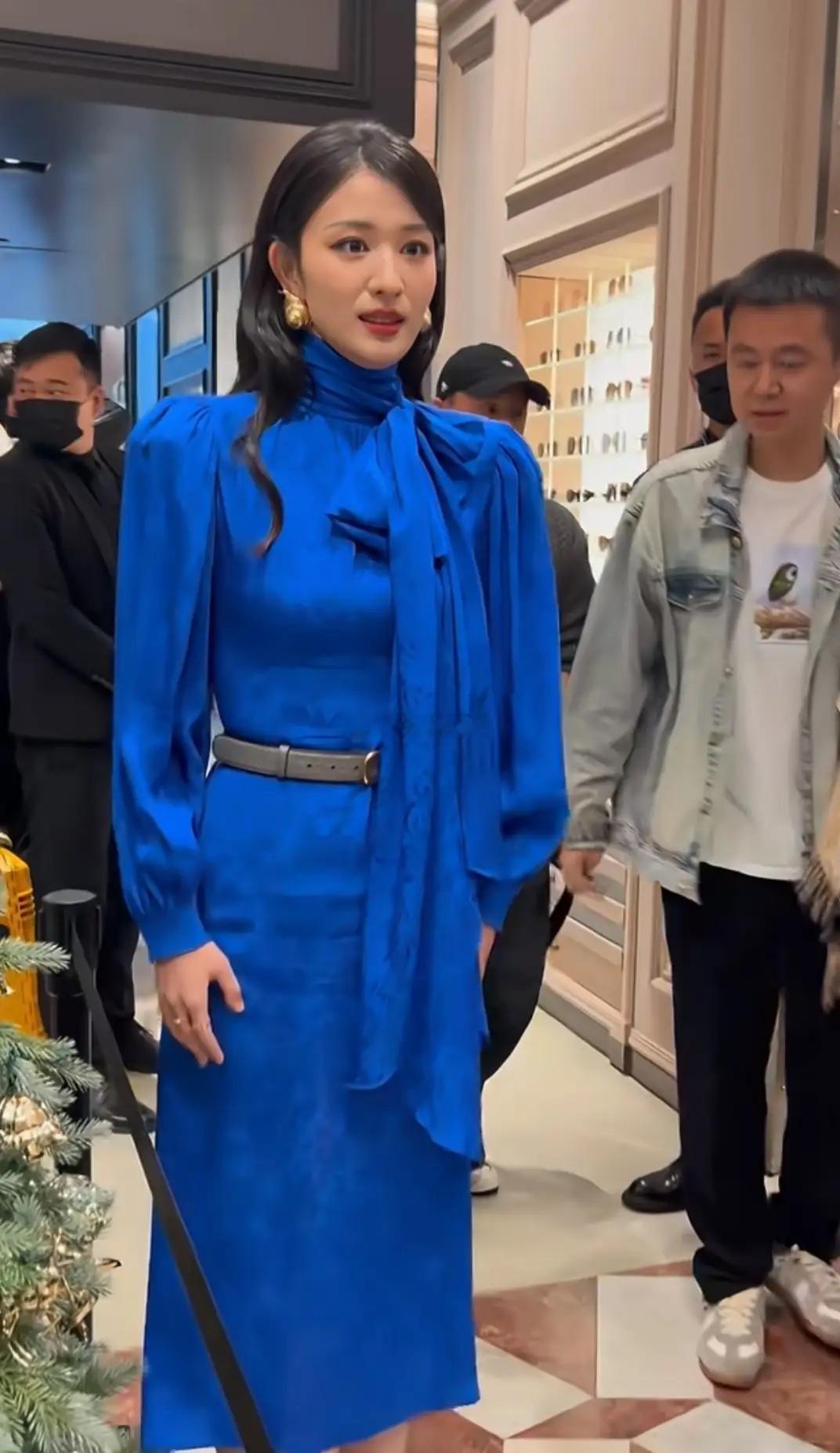 王楚然这身形是真的瘦，脸上都能看到法令纹了，不过架不住五官太精致啊——眉眼鼻子都