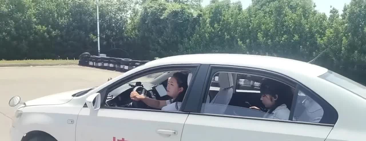 别人考驾照跟玩似的，我考驾照跟玩命似的。[笑着哭]考一次挂一次。[笑着哭]