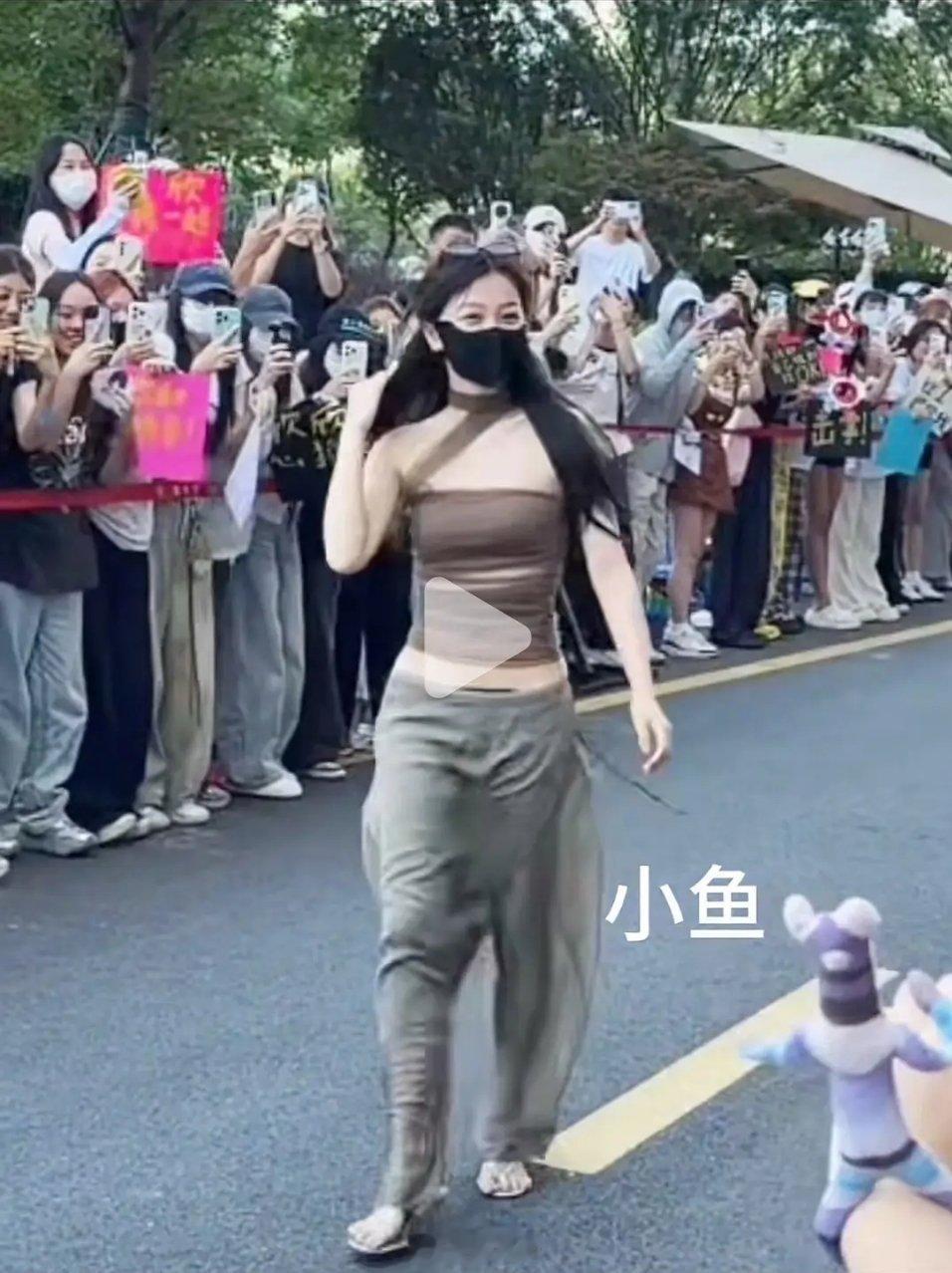 虞书欣这穿搭是认真的吗？穿的跟大妈一样…