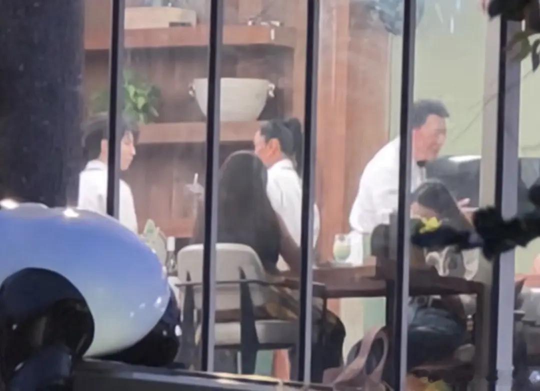 副店长王俊凯并不知道当年在他手下干的两人已经黄过一个中餐厅了😹