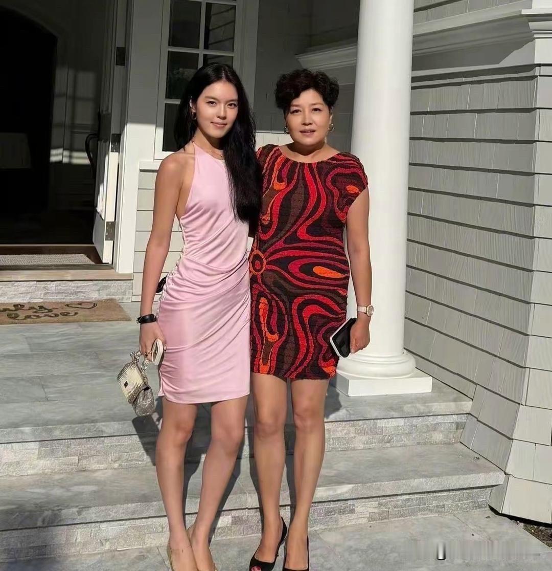 李咏跟导演哈文的女儿法图麦，皮肤比较黑，但她身材高挑，比刘诗诗、杨幂都美，是气质