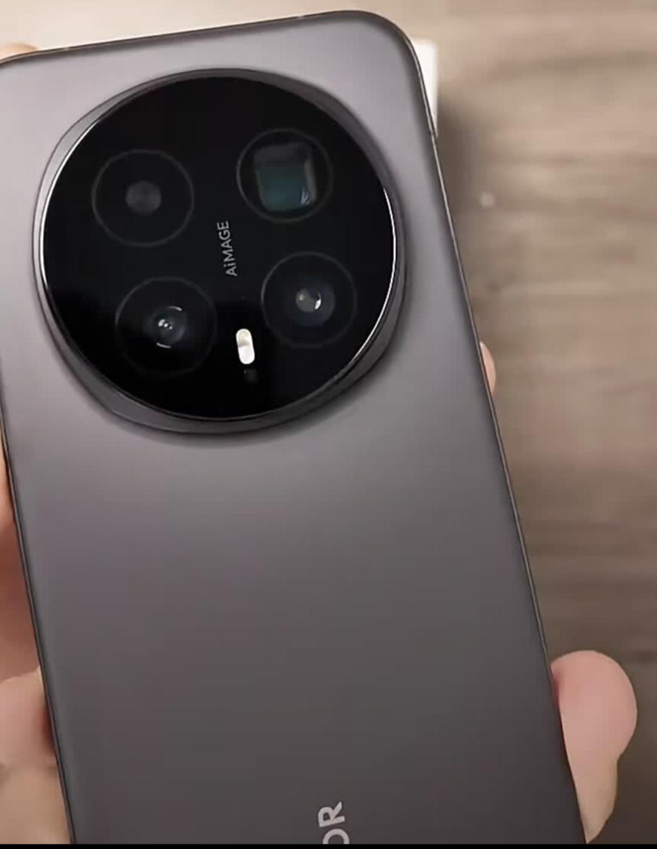 别不承认，港星换机这事，比广告真实。前几年他们台上代言国产，台下还是iPhone
