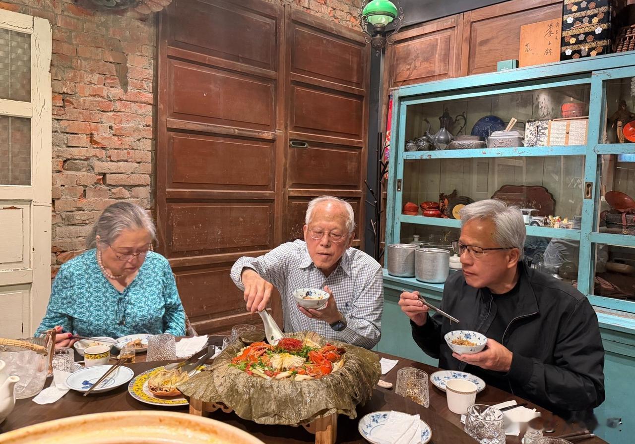 黄仁勋陪父母吃饭每次回台，黄仁勋最开心的就是陪同父母吃饭。这次选在台北大安区的
