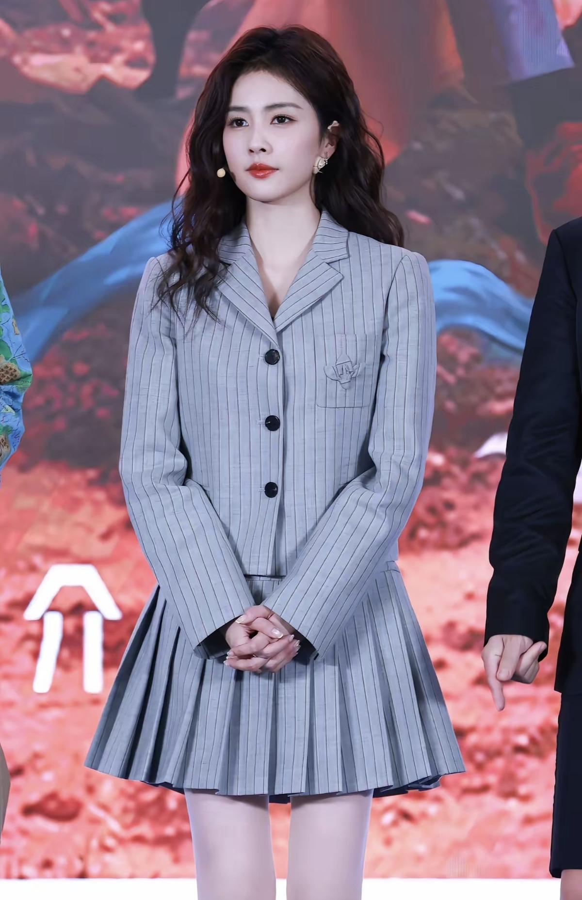 白鹿的条纹西装造型太绝了，甜酷感拉满是自带光芒的存在[赞]娱乐明星