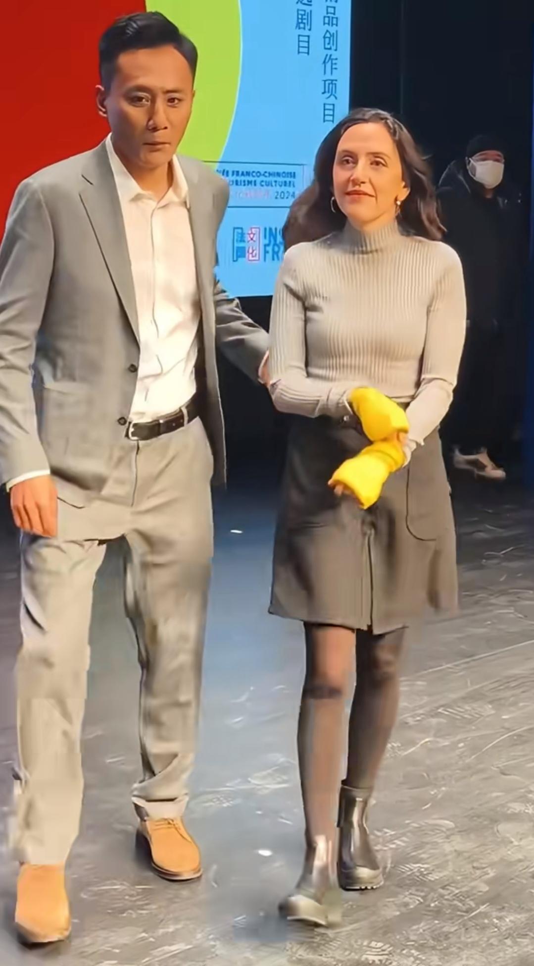 刘烨的老婆安娜，出席活动戴胶皮手套干啥。