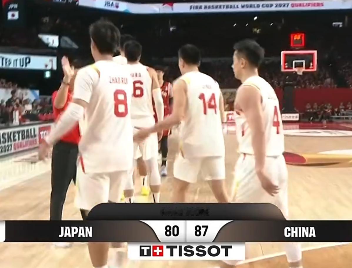 中国男篮逆转日本22分，裁判太黑、张镇麟太尴尬！在刚刚结束的一场世界杯预选赛中