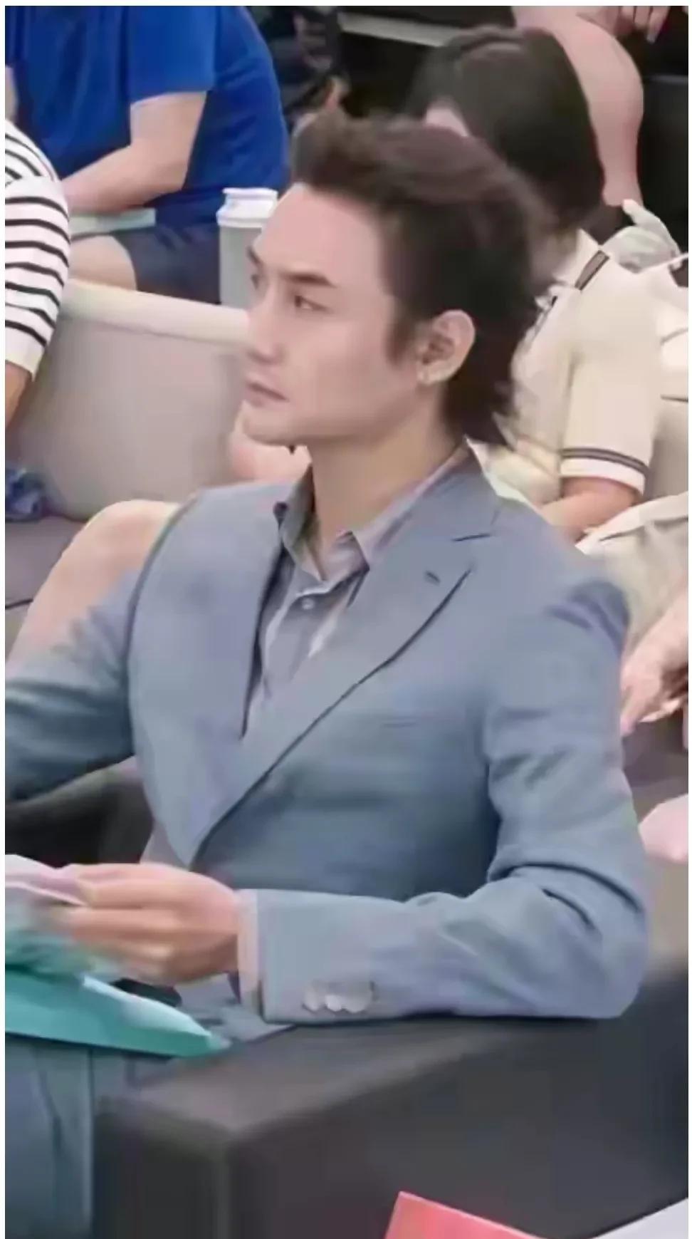 男星王凯近照，很瘦削，但是气质依旧好，这几年他非常低调，之前拍了很多力作，《大江
