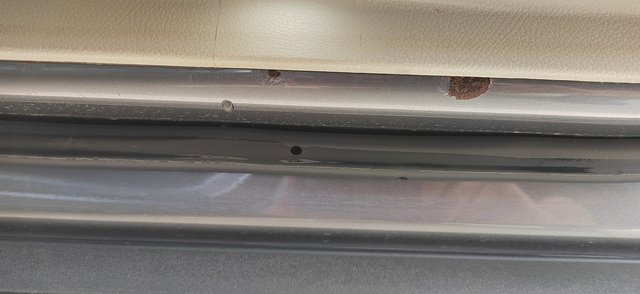 两个前门都生锈了是什么原因呢？有没有一样的？