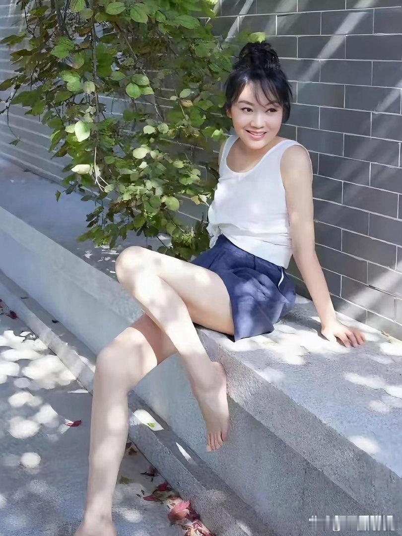 梅婷身着黑色长裙慵懒落座，精致美脚展露眼前，浑然天成的优雅气质，松弛氛围感格外迷