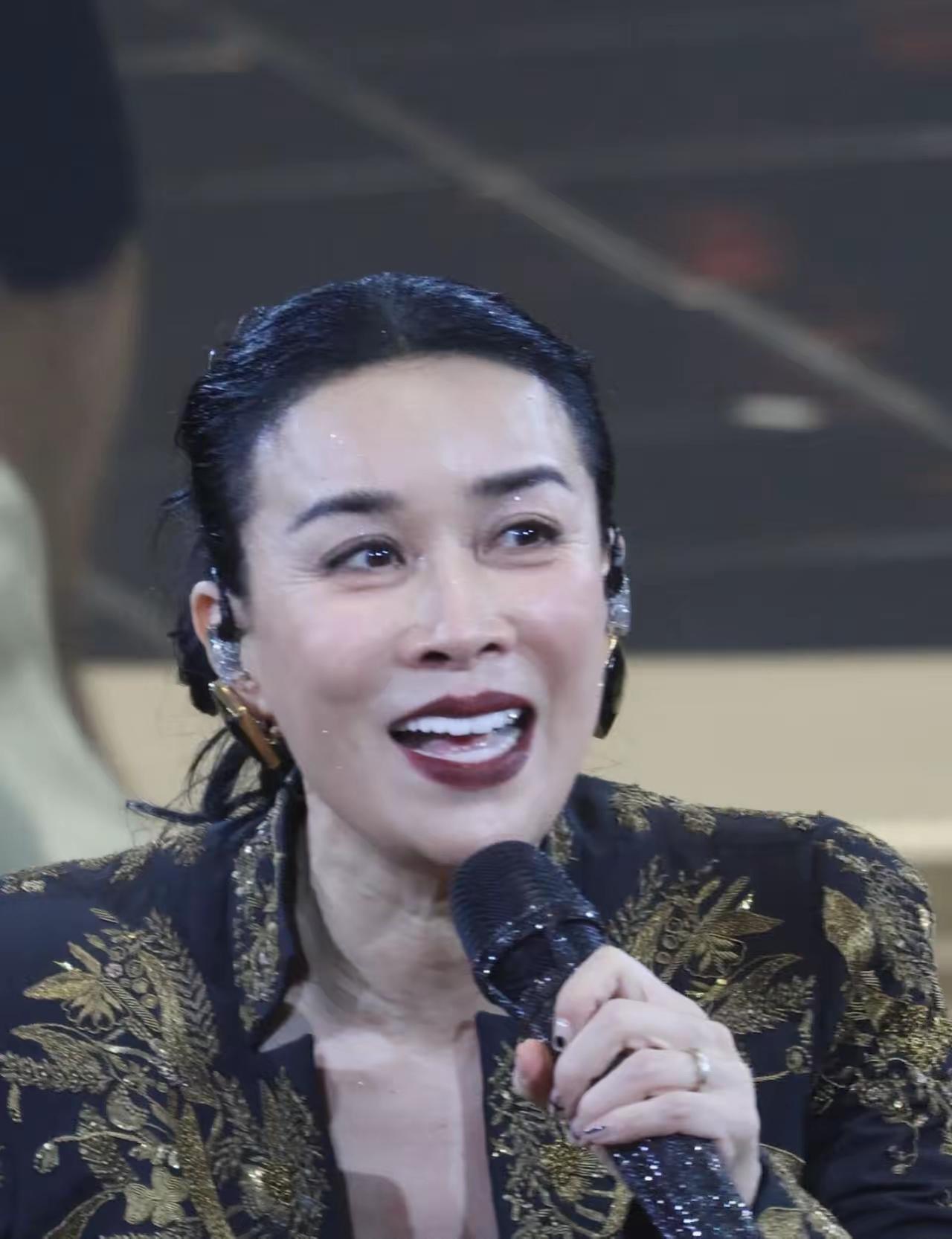 那英在牙上镶钻，是为了证明他们家很有钱吗？能镶在那英牙上的钻石，肯定不会是几千块