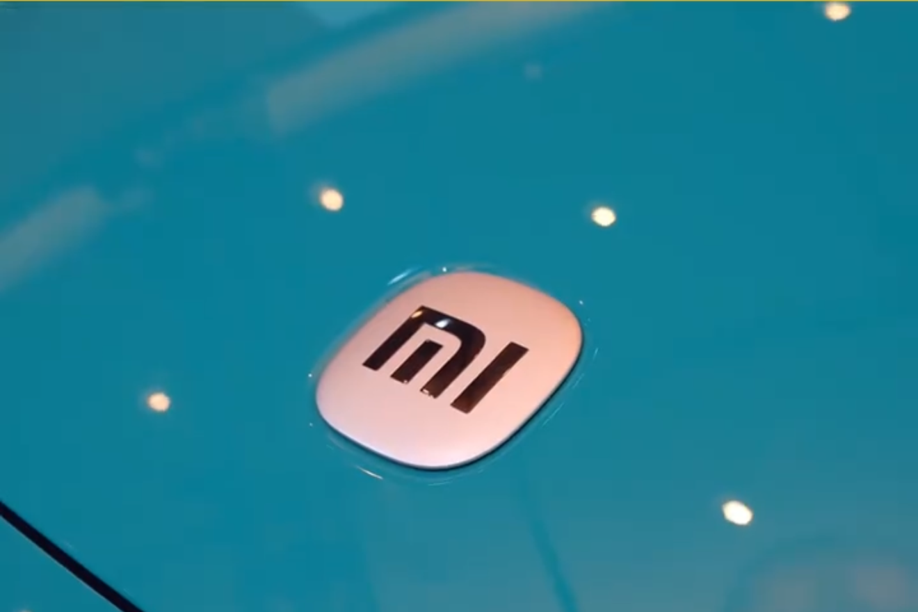 成都小米SU7冲上街沿撞店铺，司机走神？