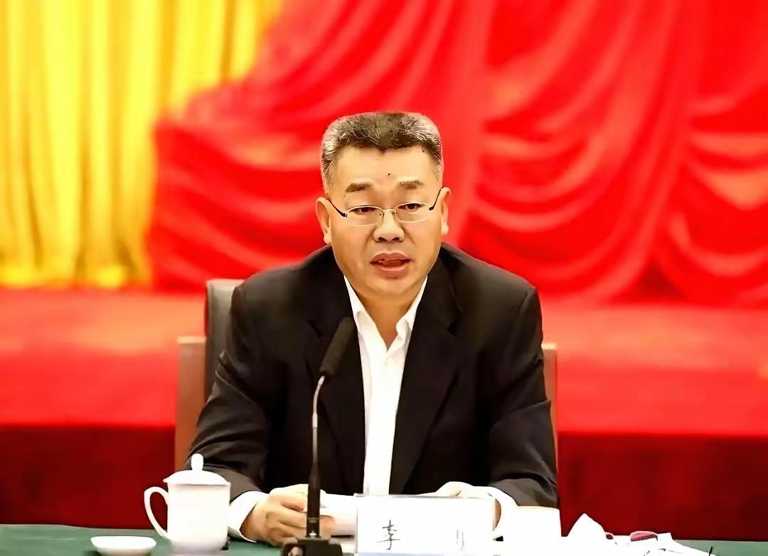 这个是中国海洋石油总公司总经理李勇，在被查前为了毁灭证据，居然在北京一高挡小区住