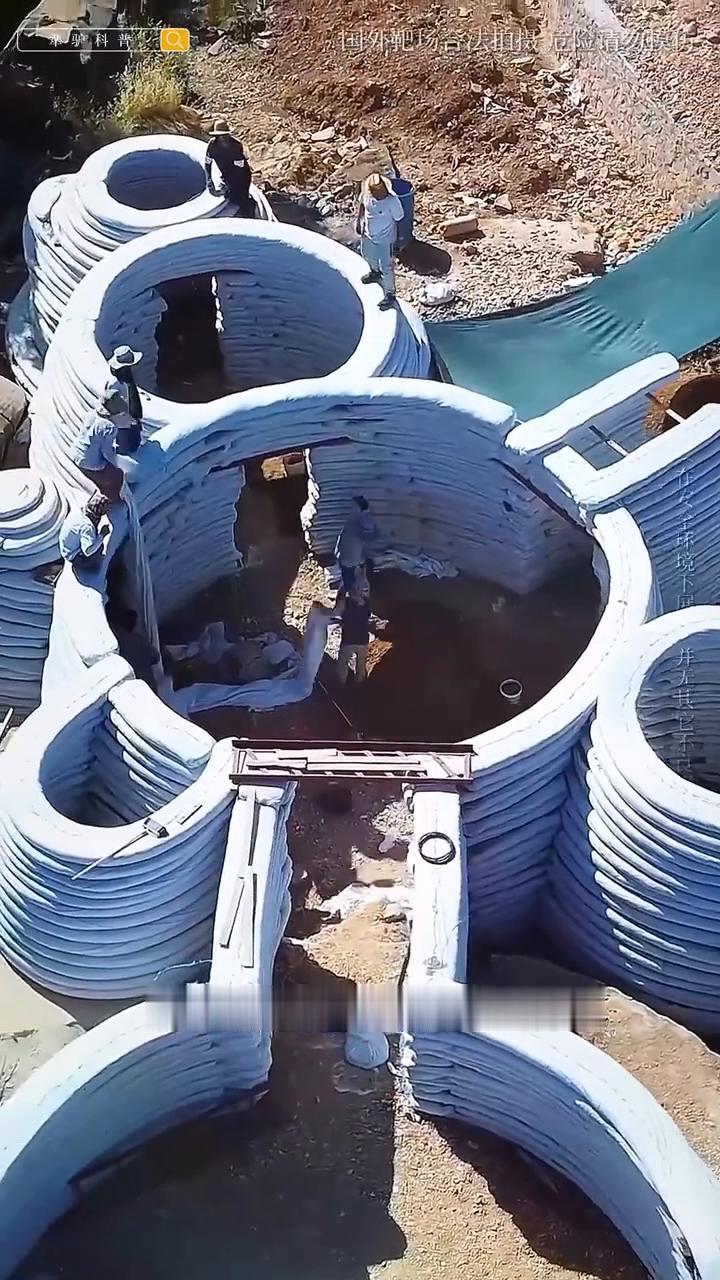 有人问：为什么伊朗人要用沙袋建房子？难不成他们连砖都买不起吗？没错，确实如此。由
