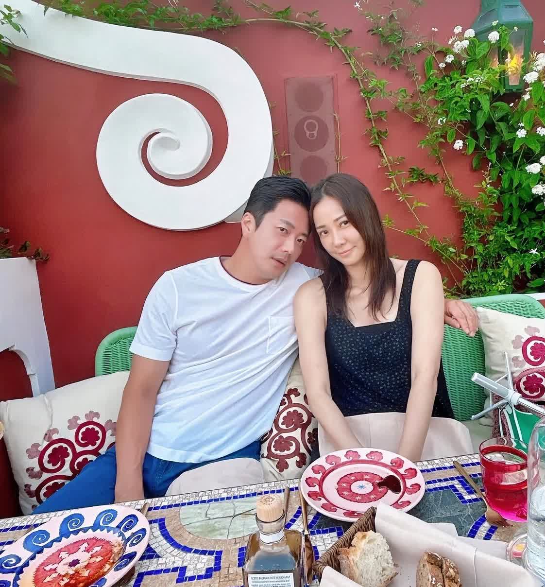 演员孙泰英7/12日发帖分享了与权相佑在意大利旅行的幸福照；还是一对壁人啊女美男