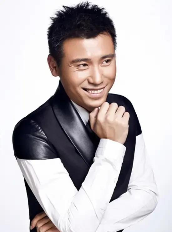 李乃文的蹭饭绝技，整个中戏都无人能及。上中戏的时候，班里有个叫胡欣的女生，过来