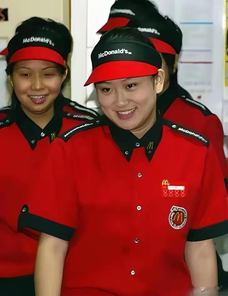 他信的家教绝对是有问题的。他家有三个子女，长子潘通泰曾今差点被大学除名，据说是出