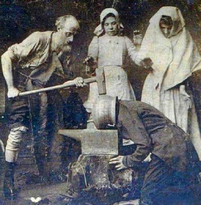 1895年的一个早上，一个年轻人的头被塞进一个铁罐里，双腿跪在地上。他的妻子和女