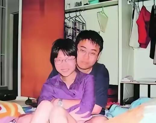 2005年，清华女硕士陈丹蕾，深夜趁丈夫熟睡时，拿出手枪朝着丈夫后脑扣动扳机。