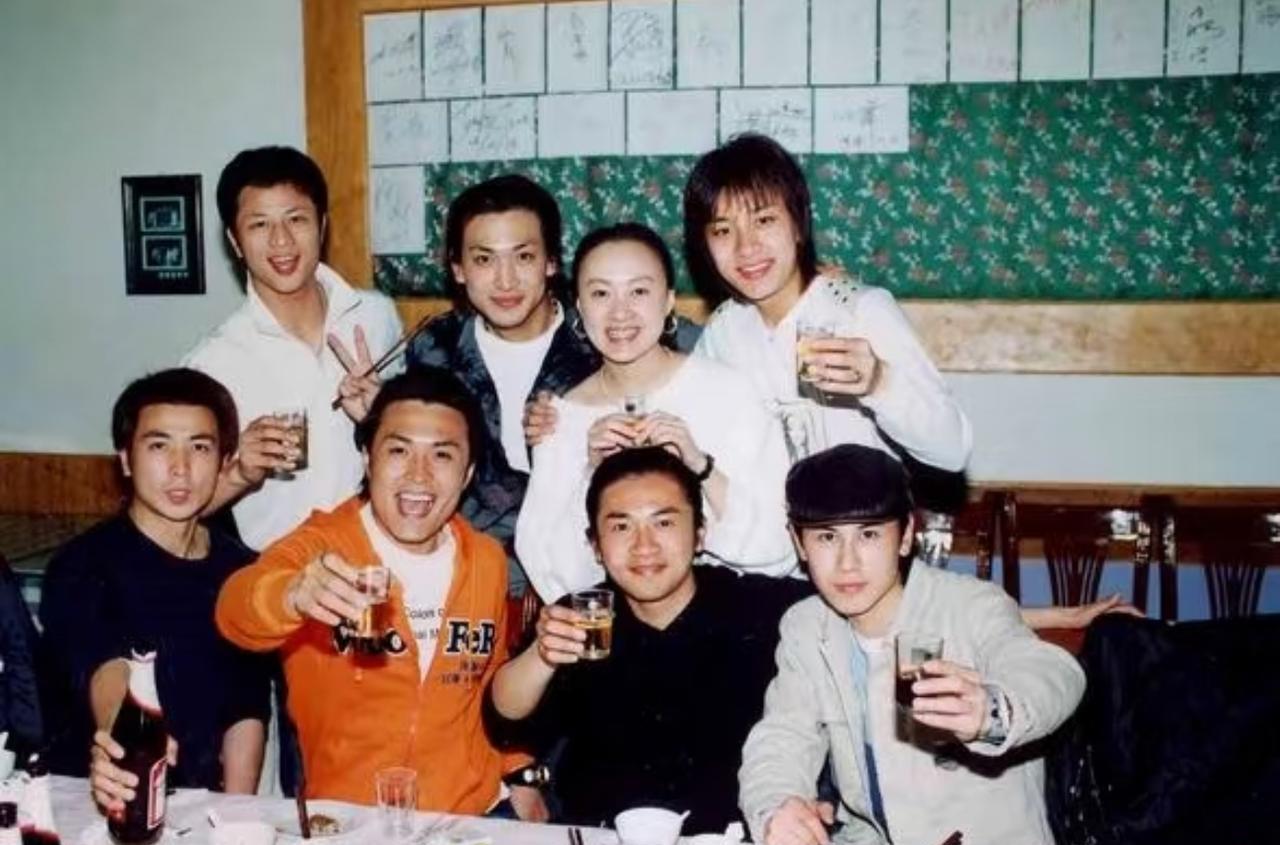 头一次看《杨门虎将》的私下剧照，这部剧于2004年播出，也是经典中的经典。剧中