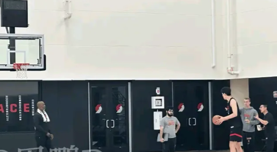 开拓者真的爱杨瀚森，比卢普斯一对一教学夏季联赛训练结束，开拓者主教练比卢普斯