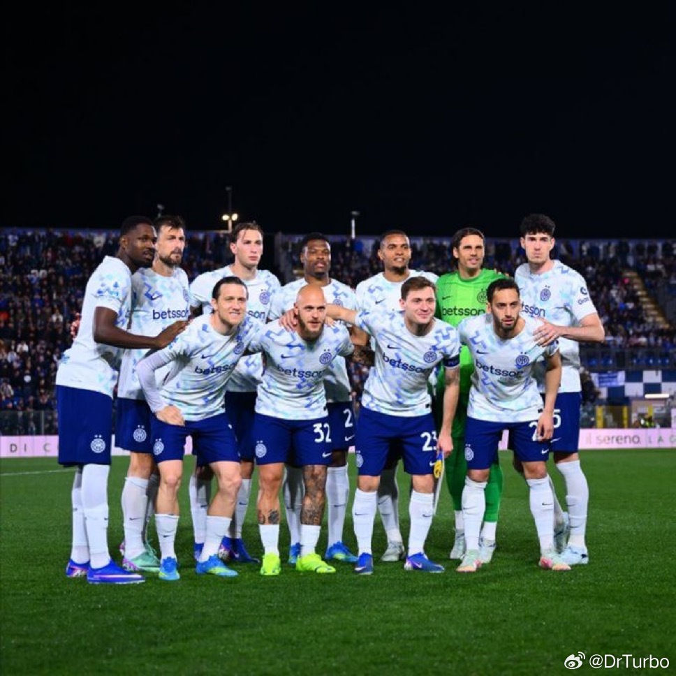 米兰体育报：瓦莱对邓弗里斯的铲球鲁莽至极黄牌判罚合理此后裁判又出示了九张黄牌