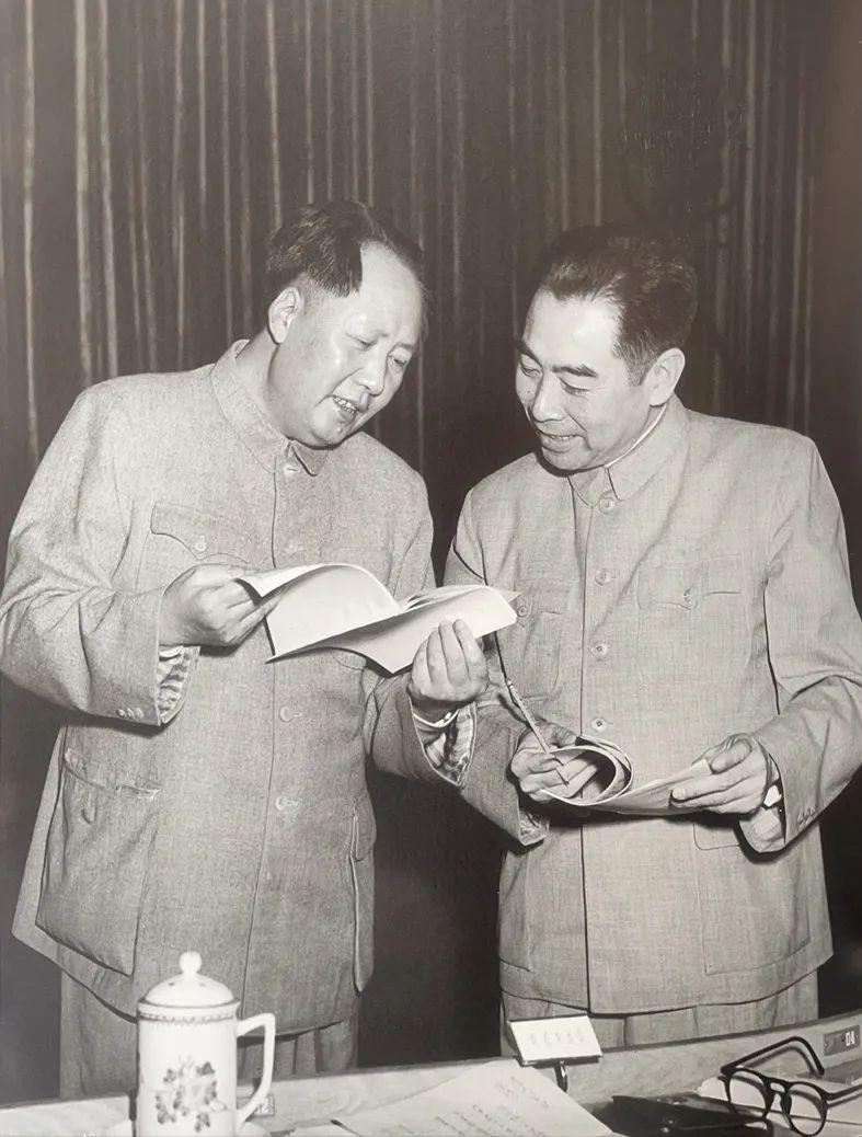 凡是毛主席做出的决策，我们都坚决维护，凡是毛主席的指示，我们都始终不渝地遵循。