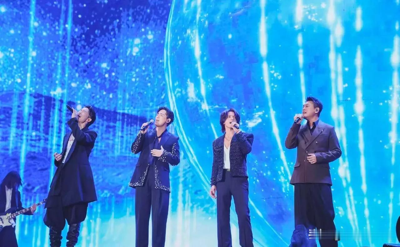 朱孝天妻子韩雯雯直播回应他被退出F4，她说朱孝天为了呈现合体的和谐画面，一个多月