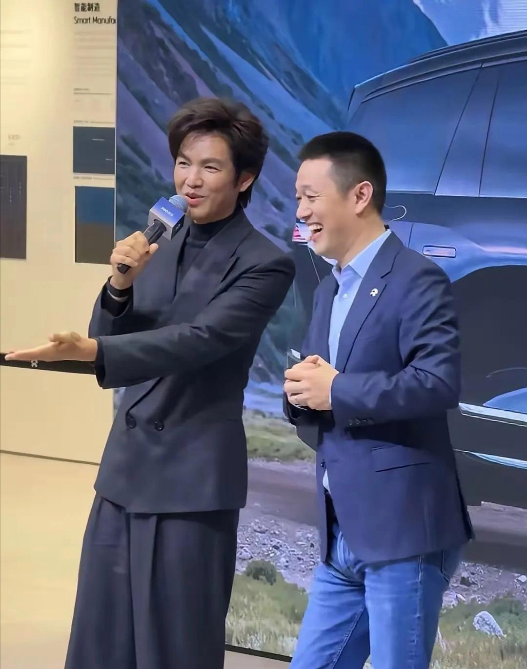 严重怀疑钟汉良是被临时拉来站台的，因为他竟然说蔚来汽车是“电瓶车”，吓得李斌赶忙