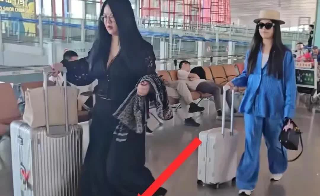 李湘和王诗龄母女一起出去玩，就像闺蜜一样。有人说，妈有钱就是王诗龄，爹有钱就是宗