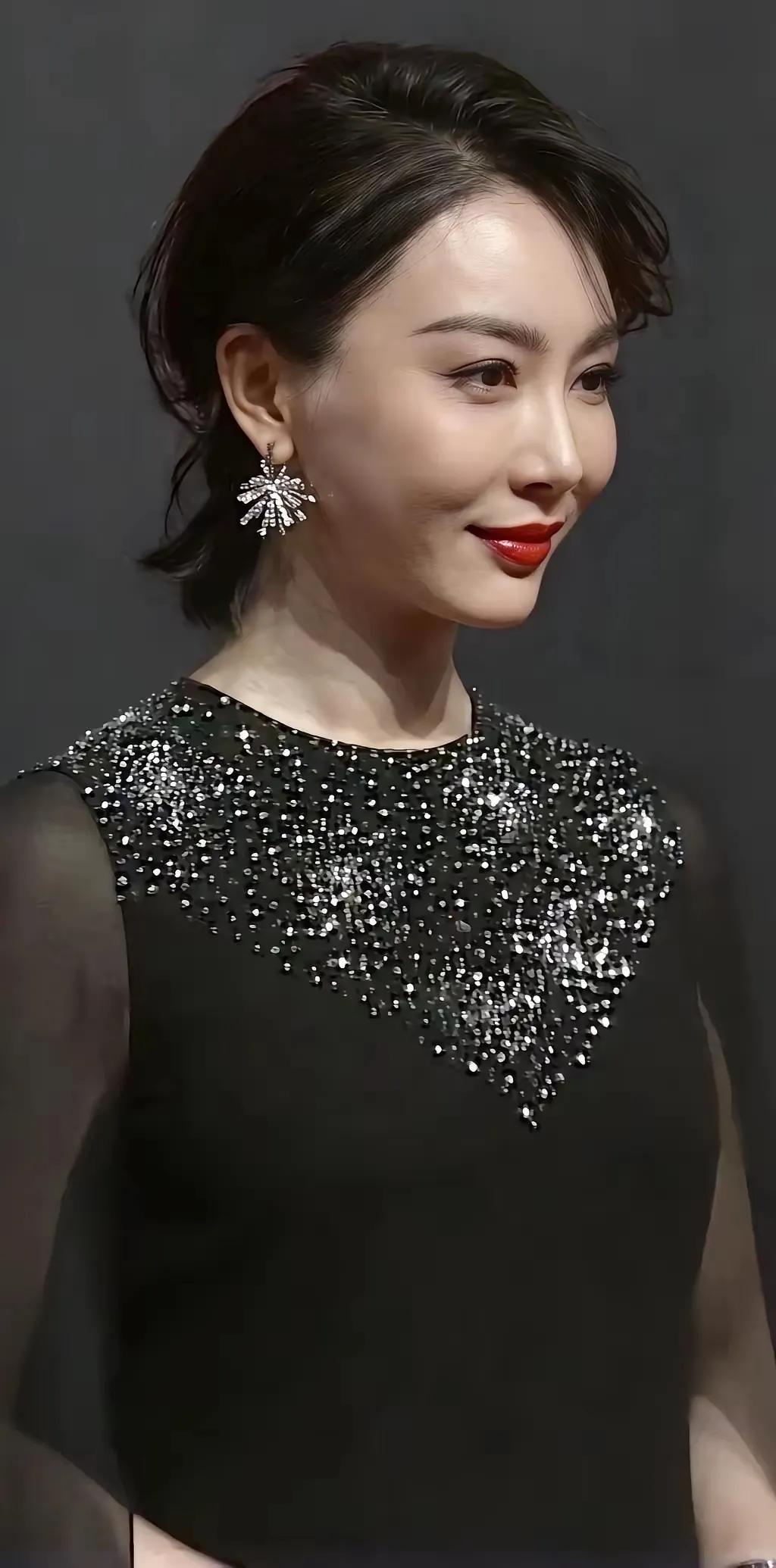陈数的美，是慢慢沉淀出来的。黑色礼服低调奢华，薄纱披肩温柔又有气场，一抹红唇，