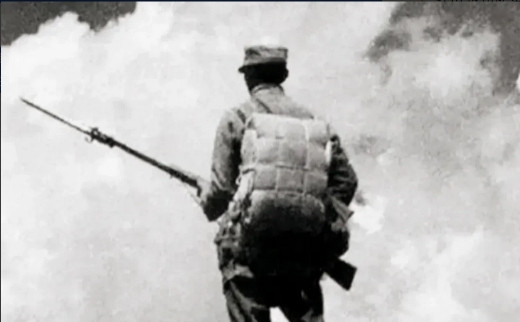 1940年，一八路军侦察员一口气跑到悬崖边，回头一看，吓了一跳，看着身后密密麻麻