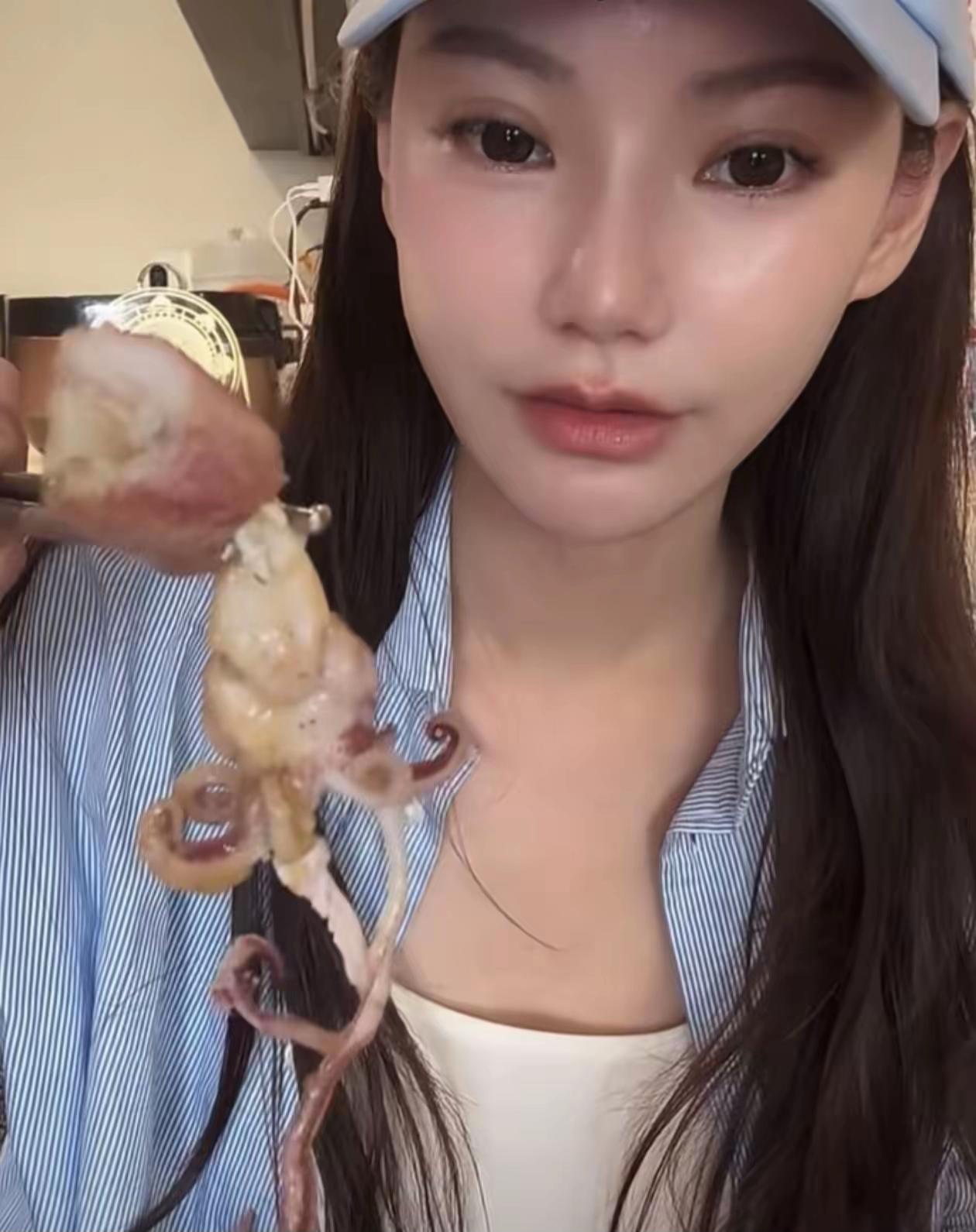 原来生活中的汪小菲是这样的一点也不像大老板。马筱梅直播吐槽汪小菲太随意，有时候吃