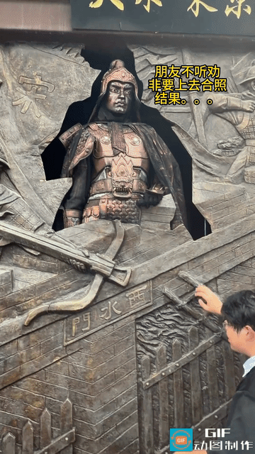笑不活了！！男子跟朋友逛清明上河园，看见一尊武士铜像上前凑过去合影，万万没想到，